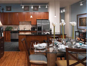 7 Riverway in Houston - Kitchen/dining area